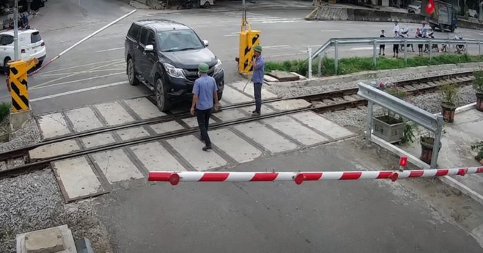 Tài xế ôtô bị phạt 19 triệu đồng vì định vượt gác chắn khi tàu sắp qua. Xem diễn biến vụ việc và mức xử phạt theo quy định.