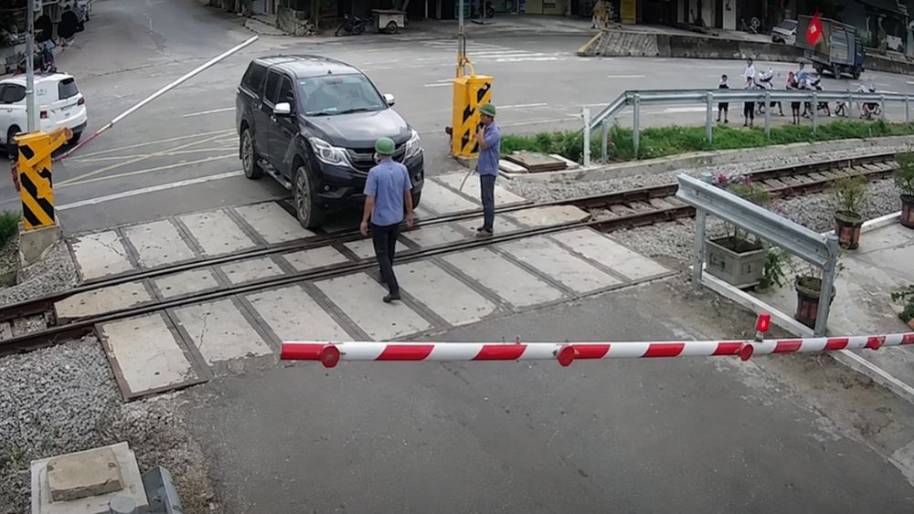 Tài xế ôtô bị phạt 19 triệu đồng vì định vượt gác chắn khi tàu sắp qua. Xem diễn biến vụ việc và mức xử phạt theo quy định.