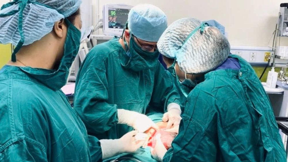 Người mẹ hiếm muộn mang tam thai đối mặt nhiều rủi ro, bác sĩ nỗ lực mổ lấy thai an toàn cho mẹ và các bé.