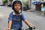 Cậu bé 9 tuổi dùng thơ ca dao rao bán trứng giúp mẹ ở TP HCM