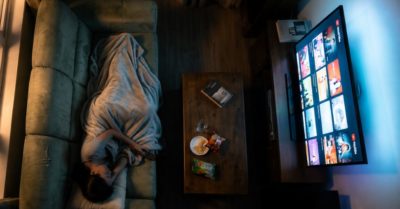 Dùng tivi để dễ ngủ nhưng thực ra đang làm hại giấc ngủ sâu