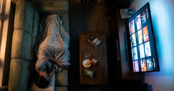 Ngủ khi tivi còn bật có thể ảnh hưởng chất lượng giấc ngủ và sức khỏe. Tìm hiểu tác hại cùng cách hạn chế thói quen này.