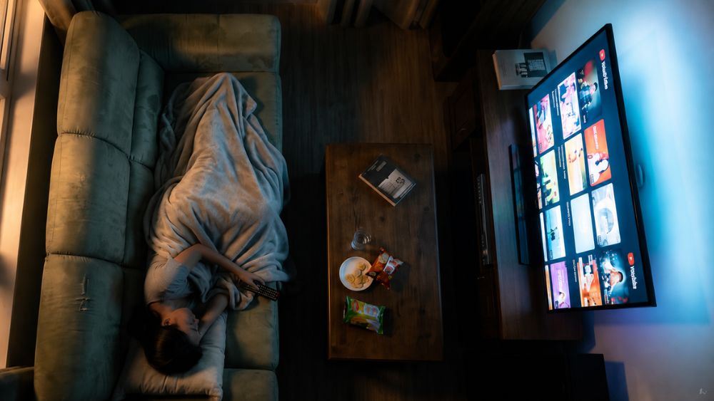 Ngủ khi tivi còn bật có thể ảnh hưởng chất lượng giấc ngủ và sức khỏe. Tìm hiểu tác hại cùng cách hạn chế thói quen này.