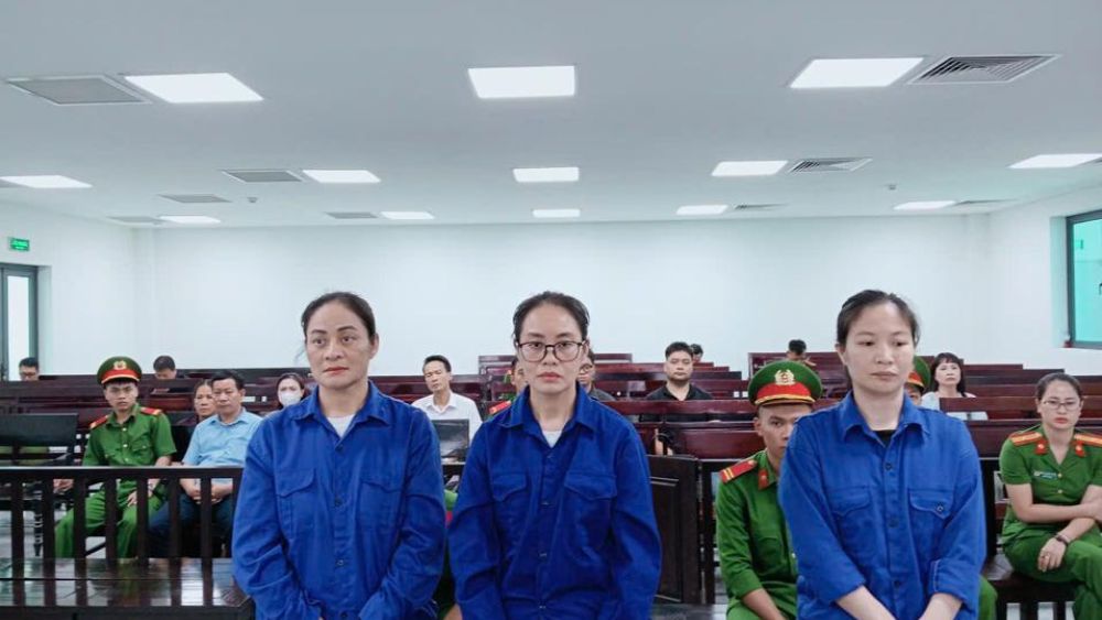Ba bị cáo lĩnh án vì vận chuyển trái phép vàng qua biên giới sau khi tham gia đường dây do người thân rủ rê. Xem diễn biến vụ án.