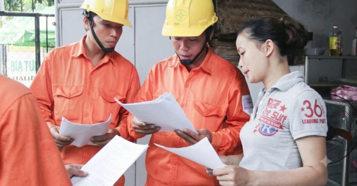 EVNHCMC cảnh báo tình trạng giả danh nhân viên điện lực lừa thu phí thay công tơ điện tử và khuyến cáo người dân không chuyển tiền cho các đối tượng.