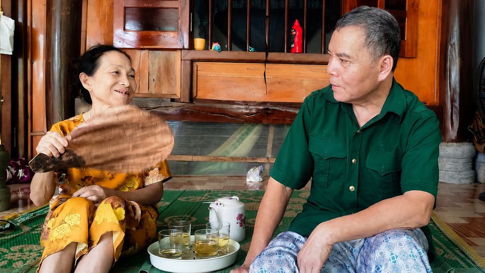 Cha nghèo dựng lều giữa rừng, bền bỉ nuôi 7 con gái thành cử nhân. Câu chuyện truyền cảm hứng về nghị lực và tình yêu gia đình.