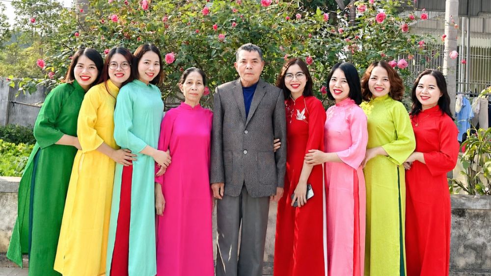 Cha nghèo nuôi 7 con gái thành cử nhân bằng nghị lực và tình yêu thương, câu chuyện truyền cảm hứng khiến nhiều người xúc động.