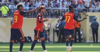 Tây Ban Nha vô địch World Cup sau một bàn thắng gây tranh cãi