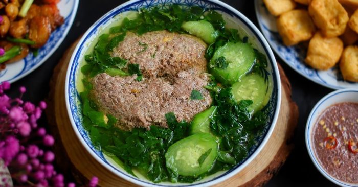 Vì sao người Việt ăn cơm phải có canh? Tìm hiểu nguồn gốc thói quen này và ý nghĩa trong văn hóa ẩm thực Việt Nam.