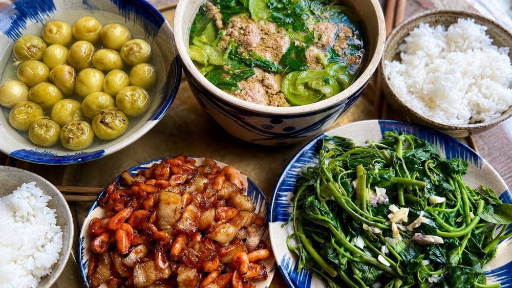 Vì sao người Việt ăn cơm thường phải có canh? Khám phá nguồn gốc văn hóa, thói quen ẩm thực và lý giải thú vị phía sau.