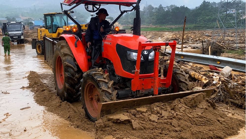 Người lái máy cày hỗ trợ dọn bùn, mở đường giữa hiện trường lũ quét, lan tỏa tinh thần nghĩa hiệp khiến nhiều người xúc động.