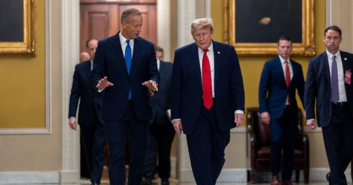 Đảng Dân chủ tìm cách gắn chiến dịch Iran với ông Trump, làm gia tăng tranh cãi chính trị tại Mỹ. Theo dõi những diễn biến mới nhất.