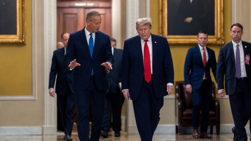 Đảng Dân chủ tìm cách gắn chiến dịch Iran với ông Trump, làm gia tăng tranh cãi chính trị tại Mỹ. Theo dõi những diễn biến mới nhất.