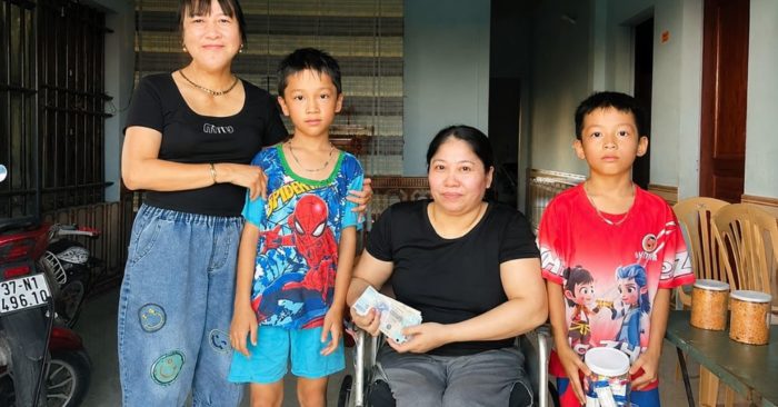 Chị Nguyễn Thị Thanh trở thành mẹ đỡ đầu, đồng hành chăm lo hai trẻ có hoàn cảnh khó khăn. Câu chuyện nhân ái truyền cảm hứng.