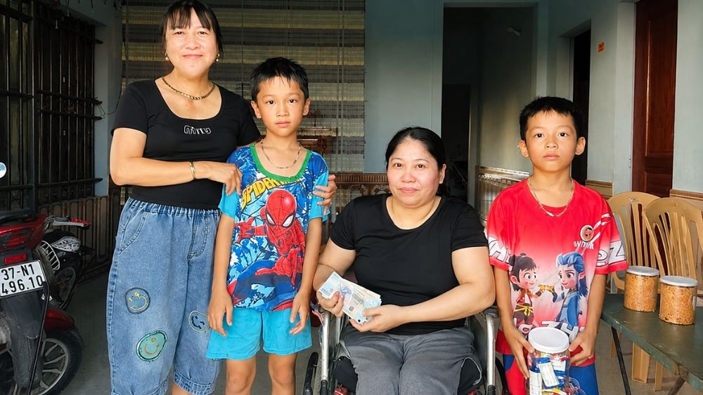 Chị Nguyễn Thị Thanh trở thành mẹ đỡ đầu, đồng hành chăm lo hai trẻ có hoàn cảnh khó khăn. Câu chuyện nhân ái truyền cảm hứng.