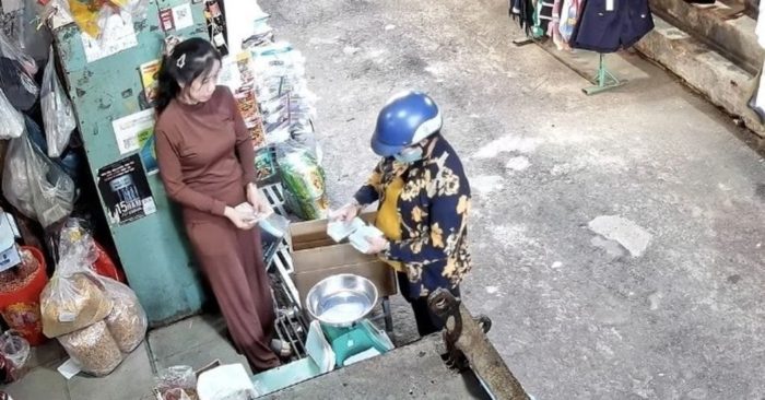 Người phụ nữ trở lại chợ ở TPHCM trả khoản nợ 500.000 đồng sau nhiều năm, tạo nên cuộc gặp bất ngờ và câu chuyện đẹp về sự tử tế.