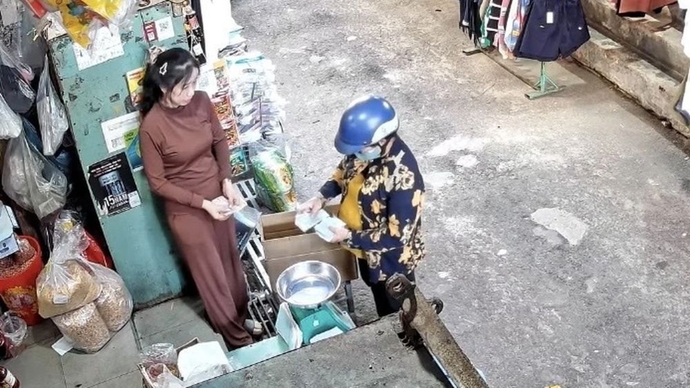 Người phụ nữ trở lại chợ ở TPHCM trả khoản nợ 500.000 đồng sau nhiều năm, tạo nên cuộc gặp bất ngờ và câu chuyện đẹp về sự tử tế.
