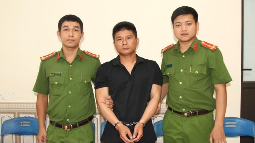 Công an Nghệ An thuyết phục thành công 2 đối tượng truy nã ra đầu thú, trong đó có một người lẩn trốn ở nước ngoài. Tìm hiểu diễn biến vụ việc.