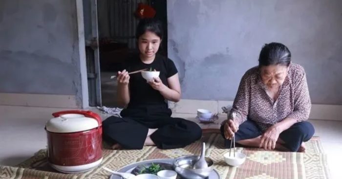 Cô bé mồ côi lớn lên trong chùa nỗ lực vượt khó, mong có tiền vào đại học. Câu chuyện xúc động về nghị lực khiến nhiều người đồng cảm.