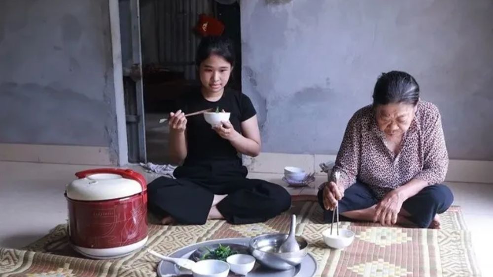 Cô bé mồ côi lớn lên trong chùa nỗ lực vượt khó, mong có tiền vào đại học. Câu chuyện xúc động về nghị lực khiến nhiều người đồng cảm.