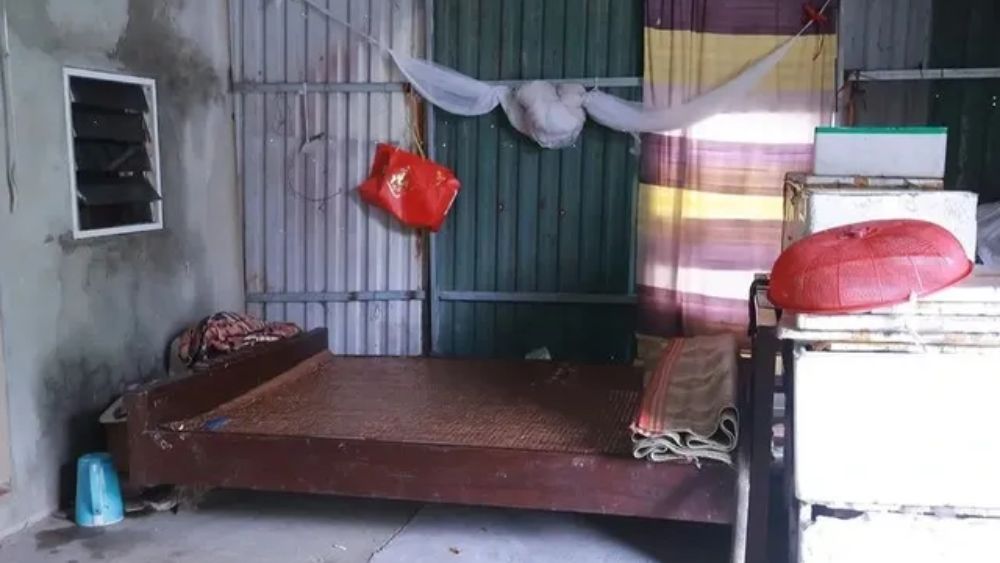 Cô bé mồ côi cha lớn lên trong chùa, học giỏi nhưng không có tiền vào đại học. Câu chuyện nghị lực khiến nhiều người xúc động.