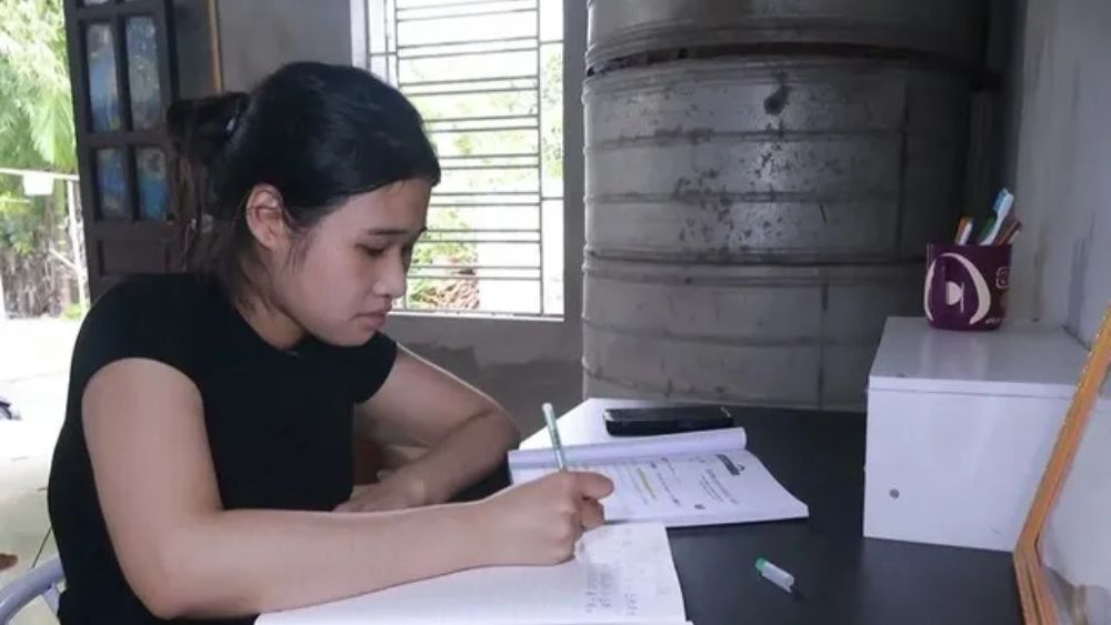Cô bé mồ côi cha lớn lên trong chùa, học giỏi nhưng thiếu tiền vào đại học. Câu chuyện nghị lực khiến nhiều người xúc động.