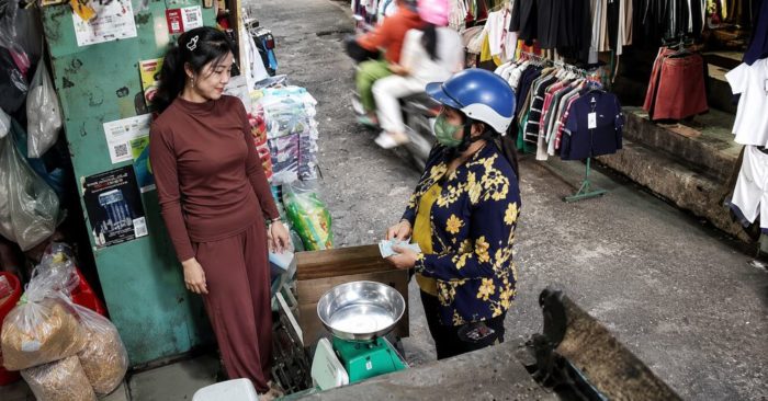 Mang 500.000 đồng trả nợ sau nhiều năm, người phụ nữ bất ngờ biết chủ nợ đã qua đời. Câu chuyện khiến nhiều người xúc động.