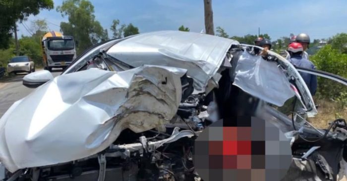 Tai nạn ô tô ở Huế khiến xe biến dạng nghiêm trọng sau khi tông cây ven đường, nam tài xế 21 tuổi tử vong.