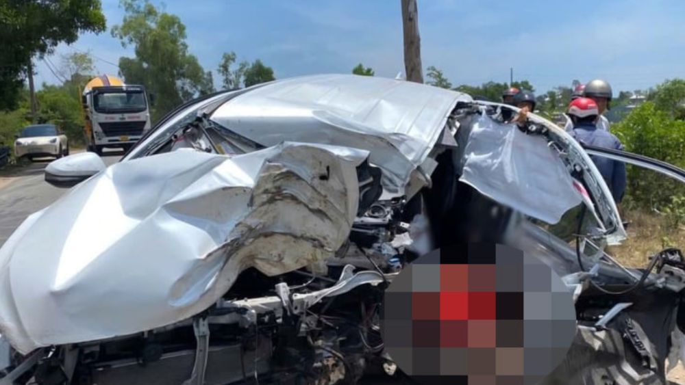 Tai nạn ô tô ở Huế khiến xe biến dạng nghiêm trọng sau khi tông cây ven đường, nam tài xế 21 tuổi tử vong.