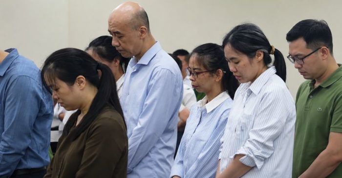 Tìm hiểu về vụ việc "một tỷ rưỡi cho tờ A4" giúp thông quan thực phẩm giả. Đọc ngay chi tiết bài viết trên VnExpress để nắm bắt thông tin mới nhất.