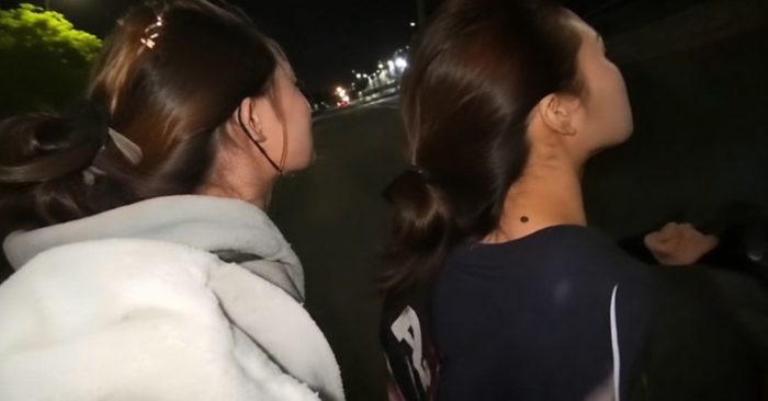 Xử phạt hai thiếu nữ đầu trần vừa lái xe máy vừa quay video sau khi clip vi phạm giao thông lan truyền trên mạng xã hội.