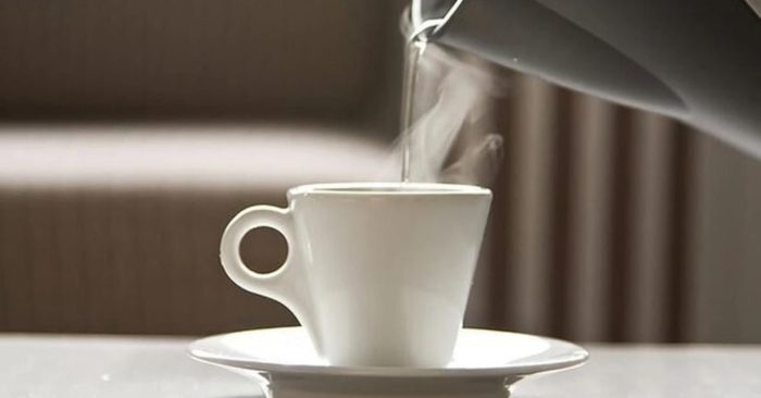 Ung thư dạ dày ở cô gái 20 tuổi gióng lên cảnh báo về thói quen uống nước quá nóng kéo dài và nguy cơ tổn thương niêm mạc dạ dày.