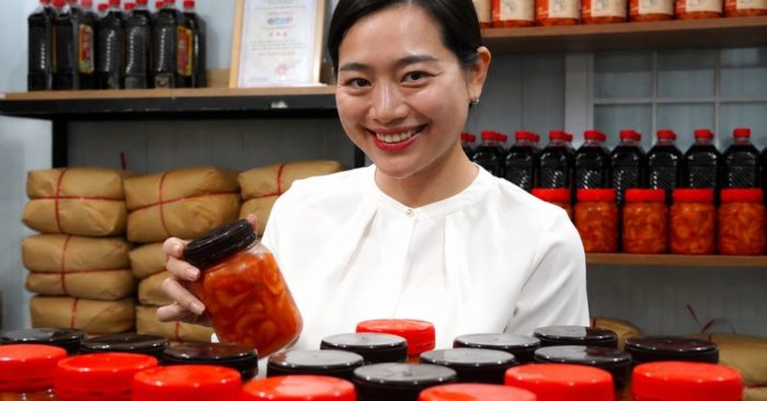 Cô gái đưa đặc sản Cà Mau sang Mỹ bằng bán hàng online, phát triển mắm tôm chua, bánh phồng tôm và khô cá hút khách.