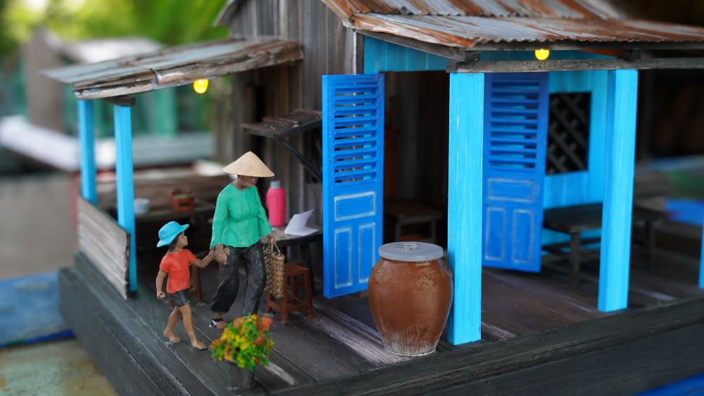 Khám phá mô hình nhà miền Tây thu nhỏ được chế tác thủ công tỉ mỉ, tái hiện không gian sông nước mộc mạc và giàu giá trị văn hóa.
