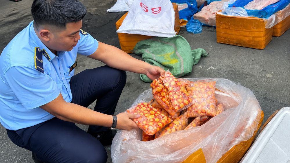 Phát hiện xe tải chở gần 17 tấn trứng non, lòng heo không rõ nguồn gốc. Vụ việc dấy lên lo ngại về an toàn thực phẩm.