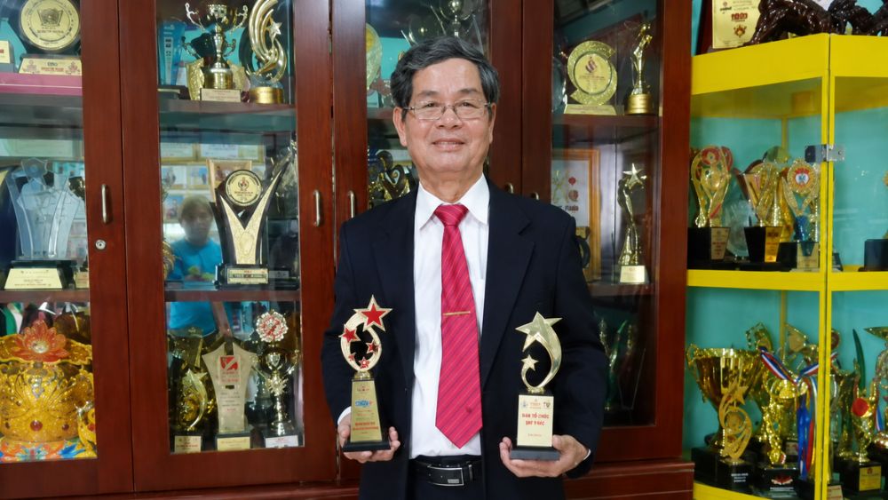 Ông Huỳnh Văn Bé, chủ thương hiệu muối sấy Ngọc Yến, dành hàng chục tỷ đồng giúp người nghèo. Hành trình làm giàu và thiện nguyện đầy cảm hứng.