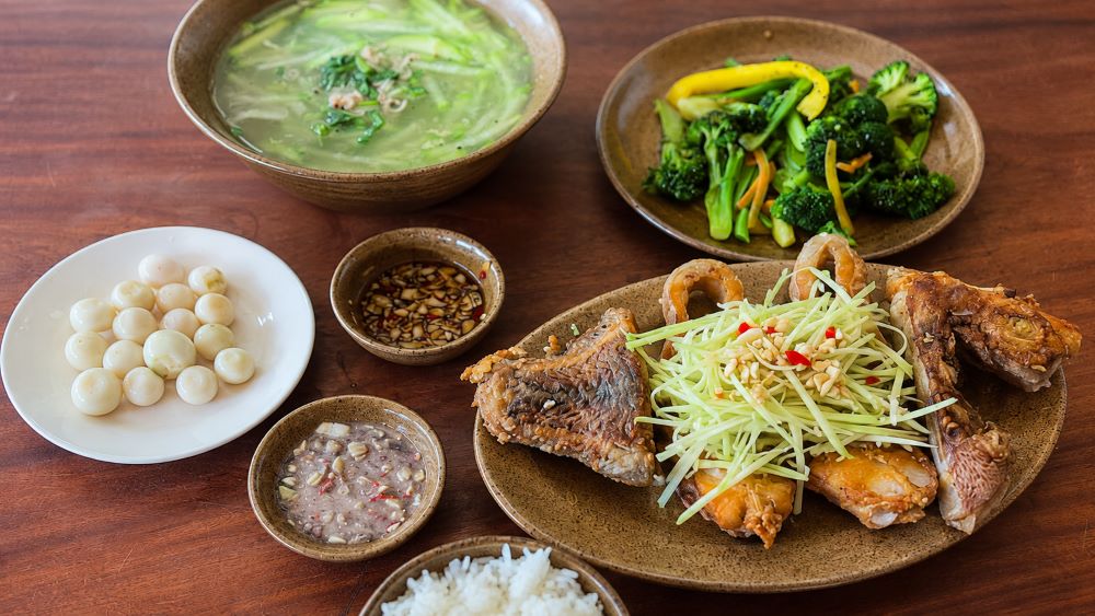 Bác sĩ gợi ý thực đơn ít calo với canh rau, kết hợp ăn nhạt, giảm tinh bột và lối sống khoa học để hỗ trợ giảm mỡ hiệu quả.