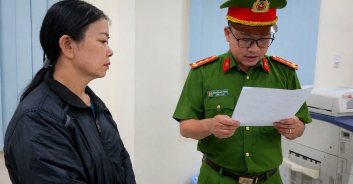 Bà Lưu Thị Thủy bị khởi tố vì bị cáo buộc pha cồn không rõ nguồn gốc với nước lã thành rượu trắng để bán.