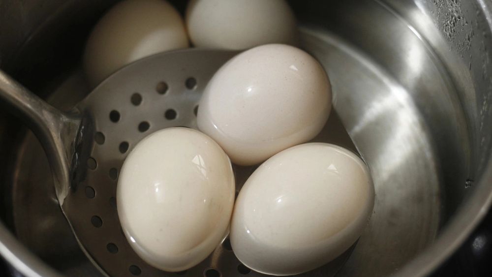 Người cao tuổi nên ăn một quả trứng mỗi sáng để bổ sung protein, hỗ trợ cơ bắp, trí não và sức khỏe tổng thể.