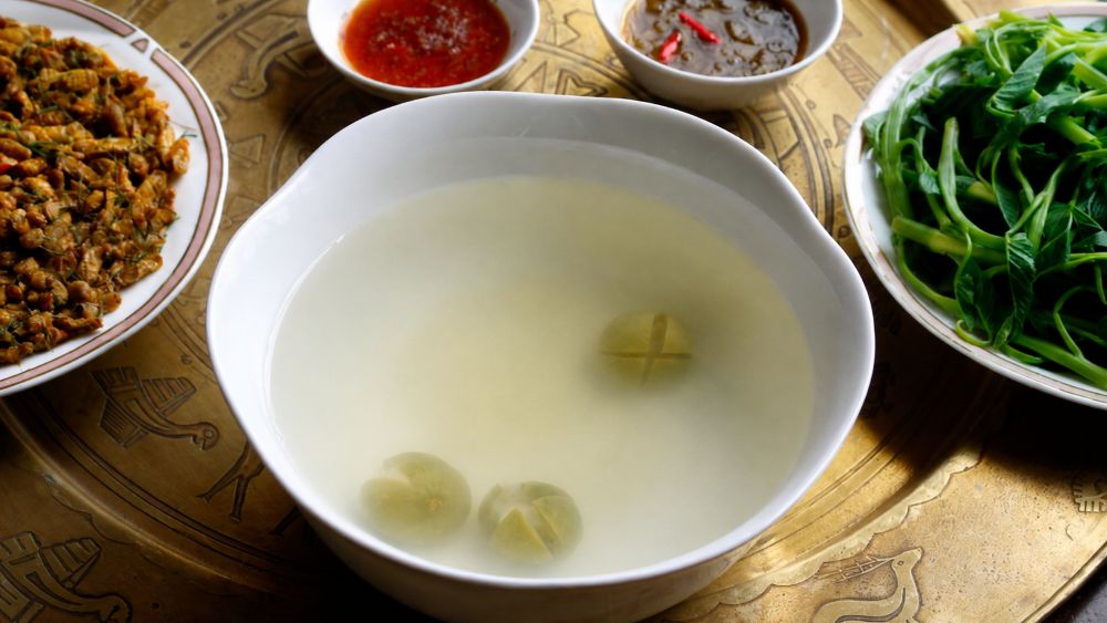 Uống nước luộc rau có lợi gì? Tìm hiểu giá trị dinh dưỡng, lợi ích và những lưu ý khi sử dụng để bảo vệ sức khỏe.