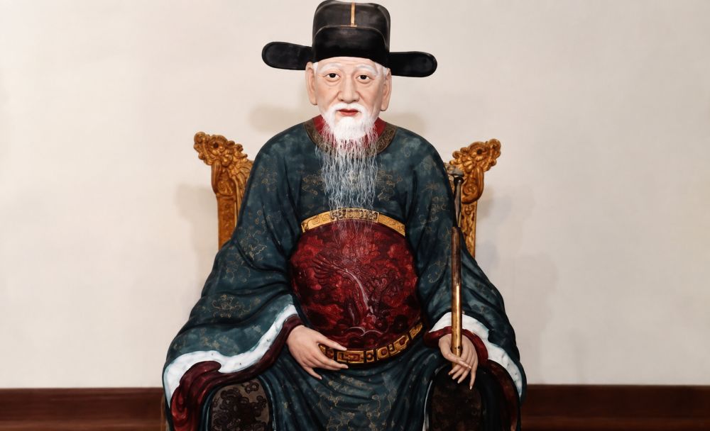 Nguyễn Trãi - Danh nhân Văn hóa Thế giới đầu tiên của Việt Nam, để lại di sản tư tưởng và văn chương bất hủ, được UNESCO vinh danh.