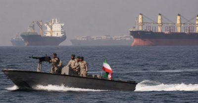 Trump tuyên bố kiểm soát Hormuz trong khi Iran vẫn đàm phán điều kiện