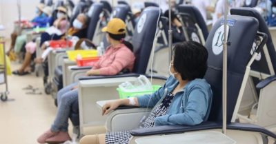 Thuốc ung thư đắt gấp bội, bệnh nhân gồng mình chi trả