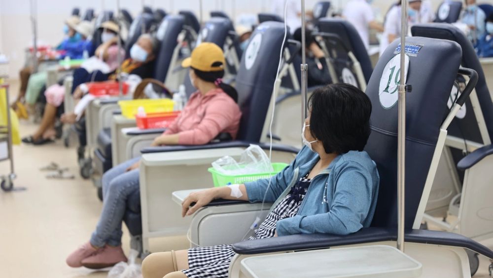 Thuốc ung thư ngày càng đắt, nhiều loại có giá tới tiền tỷ khiến gánh nặng điều trị tăng cao. Tìm hiểu nguyên nhân và thực trạng.