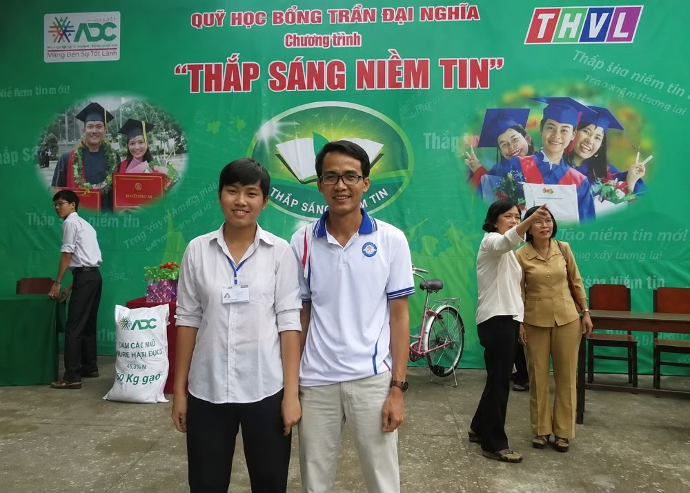 Tiến sĩ Võ Văn Sơn kêu gọi học bổng giúp Trần Thị Phúc Trân lắp chân giả, học nghề và sau này tiếp tục ủng hộ quỹ từ thiện.