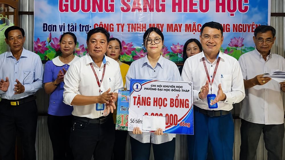  Tiến sĩ Võ Văn Sơn bền bỉ “gõ cửa” doanh nghiệp, quyên góp hơn 3,5 tỉ đồng và trao hơn 2.000 suất học bổng cho học trò nghèo.