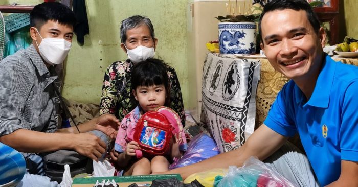 Tiến sĩ 20 năm đi xin giúp người nghèo trả nợ ân tình