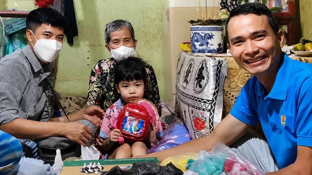 Tiến sĩ Võ Văn Sơn dành 15 năm hỗ trợ người khó khăn, tiếp nối ân tình từ 5 triệu đồng từng giúp mẹ ông vượt qua cơn bệnh nặng.