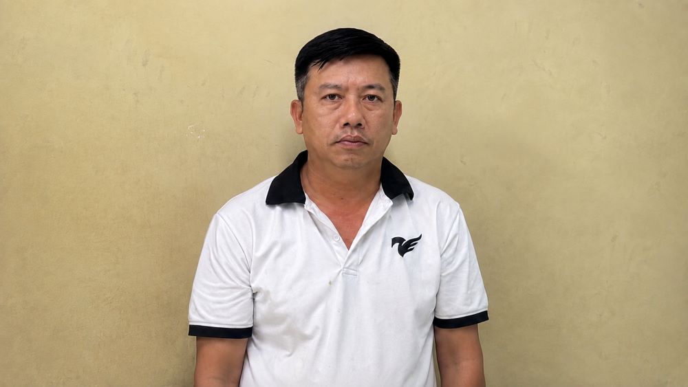 Ngô Anh Tuấn, Trưởng ban quản lý chung cư ở TP HCM, bị bắt vì bị cáo buộc lừa bán căn hộ tái định cư, chiếm đoạt hơn 2,1 tỷ đồng.