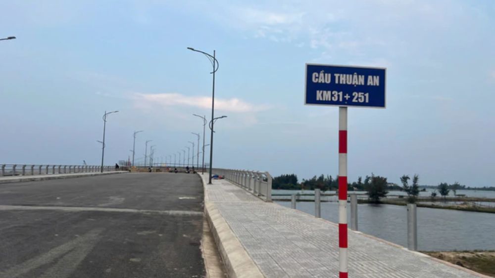 Hai cầu ở Huế cùng mang tên Cầu Thuận An, gây tranh luận. Chủ đầu tư đã tháo bảng tên cầu vượt cửa biển để chờ hướng dẫn mới.